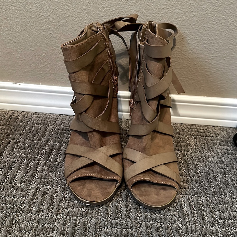 Shoedazzle heeled, open toe boots. Tan size 8.5